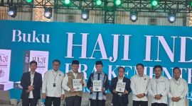 Rektor UIN SMH Banten Prof Muhammad Ishom bersama jajaran pimpinan Kementerian Agama saat soft launching buku Haji di Era Kemenag dalam Rapat Kerja Pejabat Kemenag di Serpong, Tangerang Selatan.