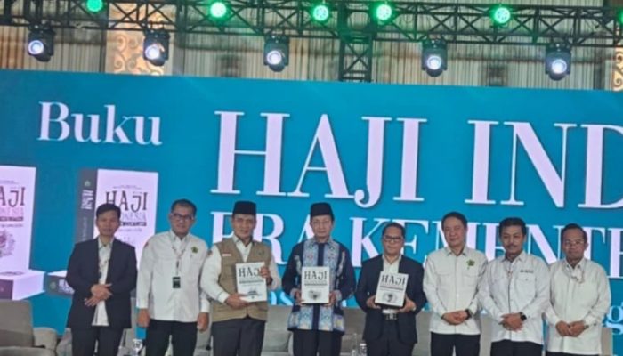 Rektor UIN SMH Banten Prof Muhammad Ishom bersama jajaran pimpinan Kementerian Agama saat soft launching buku Haji di Era Kemenag dalam Rapat Kerja Pejabat Kemenag di Serpong, Tangerang Selatan.