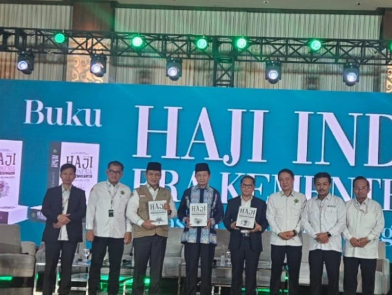 Rektor UIN SMH Banten Prof Muhammad Ishom bersama jajaran pimpinan Kementerian Agama saat soft launching buku Haji di Era Kemenag dalam Rapat Kerja Pejabat Kemenag di Serpong, Tangerang Selatan.