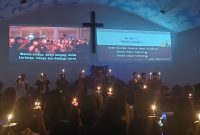 Suasana meriah perayaan Natal Naposo HKBP Serang 2025 di Gereja HKBP Serang, ketika ratusan jemaat memadati seluruh lantai untuk mengikuti ibadah dan prosesi penyalaan lilin.