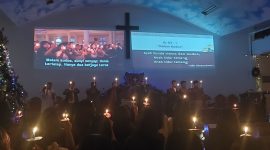 Suasana meriah perayaan Natal Naposo HKBP Serang 2025 di Gereja HKBP Serang, ketika ratusan jemaat memadati seluruh lantai untuk mengikuti ibadah dan prosesi penyalaan lilin.