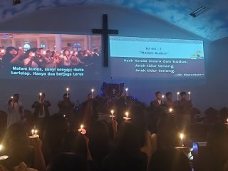 Suasana meriah perayaan Natal Naposo HKBP Serang 2025 di Gereja HKBP Serang, ketika ratusan jemaat memadati seluruh lantai untuk mengikuti ibadah dan prosesi penyalaan lilin.