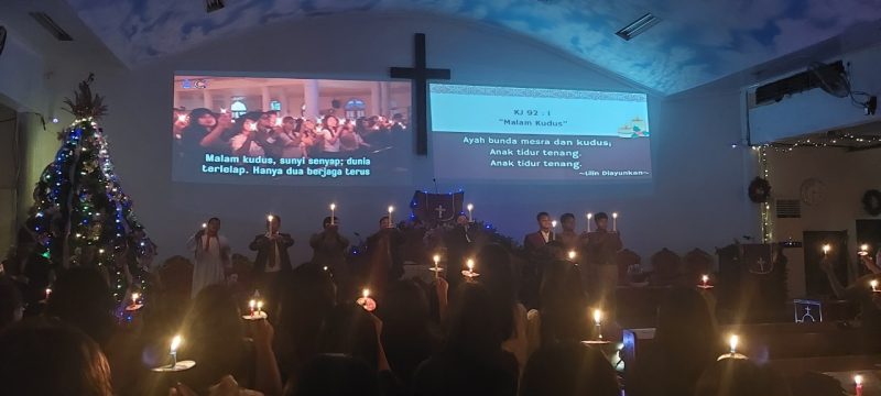 Suasana meriah perayaan Natal Naposo HKBP Serang 2025 di Gereja HKBP Serang, ketika ratusan jemaat memadati seluruh lantai untuk mengikuti ibadah dan prosesi penyalaan lilin.