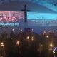 Suasana meriah perayaan Natal Naposo HKBP Serang 2025 di Gereja HKBP Serang, ketika ratusan jemaat memadati seluruh lantai untuk mengikuti ibadah dan prosesi penyalaan lilin.