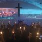 Suasana meriah perayaan Natal Naposo HKBP Serang 2025 di Gereja HKBP Serang, ketika ratusan jemaat memadati seluruh lantai untuk mengikuti ibadah dan prosesi penyalaan lilin.