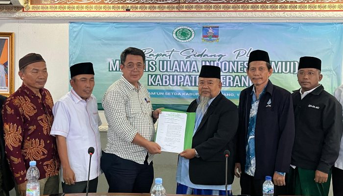 Suasana rapat pleno Dewan Pimpinan MUI Kabupaten Serang di Aula TB Sam’un, Setda Kabupaten Serang, saat penetapan KH Muhit Karna sebagai Ketua Umum MUI Kabupaten Serang, Sabtu, 13 Desember 2025
