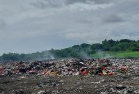 Tumpukan sampah terlihat di area TPS Bolang, Kampung Karang Jetak, Desa Bolang, Kecamatan Lebakwangi, meski lokasi tersebut diklaim telah ditutup sejak Oktober 2025.