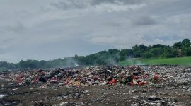 Tumpukan sampah terlihat di area TPS Bolang, Kampung Karang Jetak, Desa Bolang, Kecamatan Lebakwangi, meski lokasi tersebut diklaim telah ditutup sejak Oktober 2025.