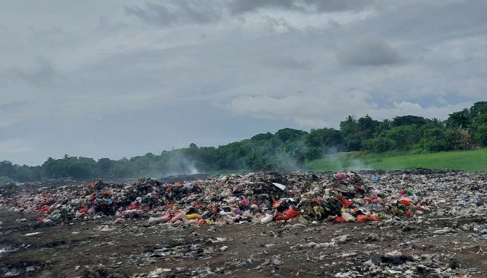Tumpukan sampah terlihat di area TPS Bolang, Kampung Karang Jetak, Desa Bolang, Kecamatan Lebakwangi, meski lokasi tersebut diklaim telah ditutup sejak Oktober 2025.