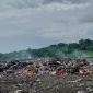 Tumpukan sampah terlihat di area TPS Bolang, Kampung Karang Jetak, Desa Bolang, Kecamatan Lebakwangi, meski lokasi tersebut diklaim telah ditutup sejak Oktober 2025.