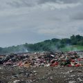 Tumpukan sampah terlihat di area TPS Bolang, Kampung Karang Jetak, Desa Bolang, Kecamatan Lebakwangi, meski lokasi tersebut diklaim telah ditutup sejak Oktober 2025.