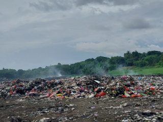 Tumpukan sampah terlihat di area TPS Bolang, Kampung Karang Jetak, Desa Bolang, Kecamatan Lebakwangi, meski lokasi tersebut diklaim telah ditutup sejak Oktober 2025.