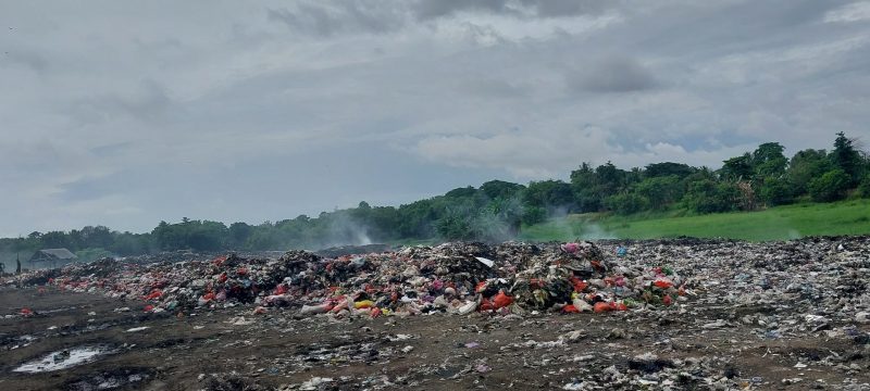 Tumpukan sampah terlihat di area TPS Bolang, Kampung Karang Jetak, Desa Bolang, Kecamatan Lebakwangi, meski lokasi tersebut diklaim telah ditutup sejak Oktober 2025.