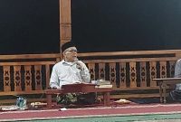 Ulama Banten KH Matin Syarkowi memberikan penjelasan keagamaan di lingkungan Pondok Pesantren Al-Fathaniyah, Kota Serang, merespons polemik peci hitam yang ramai di media sosial
