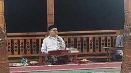 Ulama Banten KH Matin Syarkowi memberikan penjelasan keagamaan di lingkungan Pondok Pesantren Al-Fathaniyah, Kota Serang, merespons polemik peci hitam yang ramai di media sosial