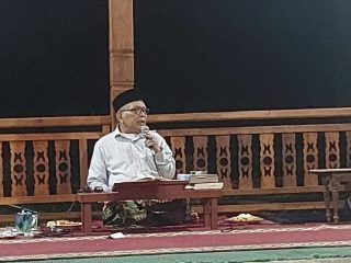 Ulama Banten KH Matin Syarkowi memberikan penjelasan keagamaan di lingkungan Pondok Pesantren Al-Fathaniyah, Kota Serang, merespons polemik peci hitam yang ramai di media sosial