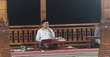 Ulama Banten KH Matin Syarkowi memberikan penjelasan keagamaan di lingkungan Pondok Pesantren Al-Fathaniyah, Kota Serang, merespons polemik peci hitam yang ramai di media sosial