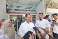 Wakil Bupati Serang Muhammad Najib Hamas meninjau langsung fasilitas UPTD Laboratorium Lingkungan Hidup Kabupaten Serang saat inspeksi mendadak, Rabu, 17 Desember 2025
