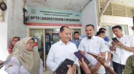 Wakil Bupati Serang Muhammad Najib Hamas meninjau langsung fasilitas UPTD Laboratorium Lingkungan Hidup Kabupaten Serang saat inspeksi mendadak, Rabu, 17 Desember 2025