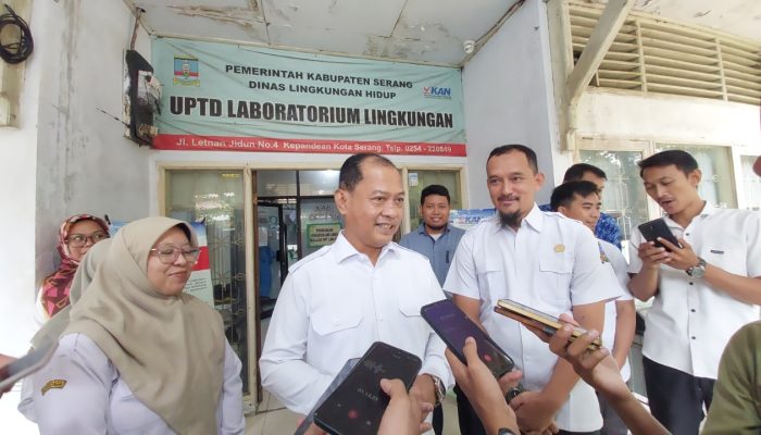 Wakil Bupati Serang Muhammad Najib Hamas meninjau langsung fasilitas UPTD Laboratorium Lingkungan Hidup Kabupaten Serang saat inspeksi mendadak, Rabu, 17 Desember 2025