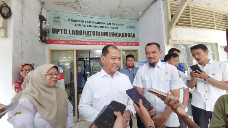 Wakil Bupati Serang Muhammad Najib Hamas meninjau langsung fasilitas UPTD Laboratorium Lingkungan Hidup Kabupaten Serang saat inspeksi mendadak, Rabu, 17 Desember 2025