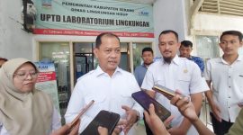 Wakil Bupati Serang Muhammad Najib Hamas saat meninjau UPTD Laboratorium Lingkungan Hidup Kabupaten Serang, membahas strategi pengendalian sampah jelang Tahun Baru 2026.