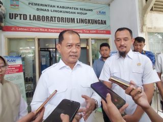 Wakil Bupati Serang Muhammad Najib Hamas saat meninjau UPTD Laboratorium Lingkungan Hidup Kabupaten Serang, membahas strategi pengendalian sampah jelang Tahun Baru 2026.