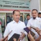 Wakil Bupati Serang Muhammad Najib Hamas saat meninjau UPTD Laboratorium Lingkungan Hidup Kabupaten Serang, membahas strategi pengendalian sampah jelang Tahun Baru 2026.
