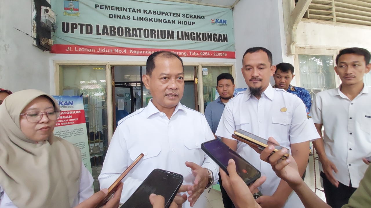 Wakil Bupati Serang Muhammad Najib Hamas saat meninjau UPTD Laboratorium Lingkungan Hidup Kabupaten Serang, membahas strategi pengendalian sampah jelang Tahun Baru 2026.
