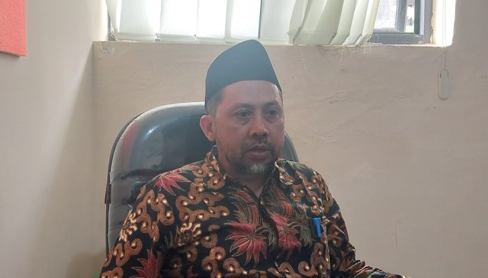 Wakil Ketua IV Baznas Provinsi Banten, Suhud, saat menyampaikan arah kebijakan pembenahan administrasi dan pengembangan SDM di Kantor Baznas Banten, Selasa, 30 Desember 2025