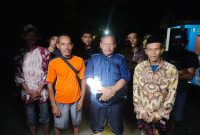 Warga Kampung Kajaroan, Desa Rancasanggal, Kecamatan Cinangka, Kabupaten Serang, beraktivitas di tengah genangan banjir yang merendam permukiman hingga dua meter.