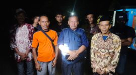 Warga Kampung Kajaroan, Desa Rancasanggal, Kecamatan Cinangka, Kabupaten Serang, beraktivitas di tengah genangan banjir yang merendam permukiman hingga dua meter.