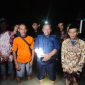 Warga Kampung Kajaroan, Desa Rancasanggal, Kecamatan Cinangka, Kabupaten Serang, beraktivitas di tengah genangan banjir yang merendam permukiman hingga dua meter.