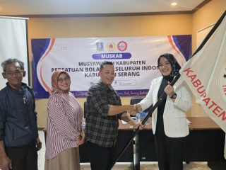 Wartini usai ditetapkan sebagai Ketua PBVSI Kabupaten Serang periode 2026–2030 dalam Muskab di Kantor KONI Kabupaten Serang, Jumat, 19 Desember 2025