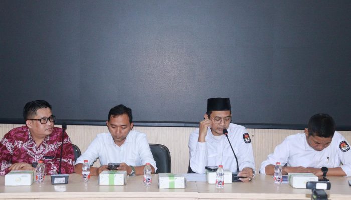 Anggota KPU Kabupaten Serang bersama narasumber dari UIN SMH Banten, KPU Banten, dan Bawaslu Banten saat Webinar Literasi Politik Generasi Pemilih Masa Depan yang digelar secara daring, Senin, 22 Desember 2025