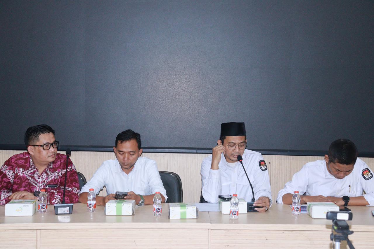 Anggota KPU Kabupaten Serang bersama narasumber dari UIN SMH Banten, KPU Banten, dan Bawaslu Banten saat Webinar Literasi Politik Generasi Pemilih Masa Depan yang digelar secara daring, Senin, 22 Desember 2025