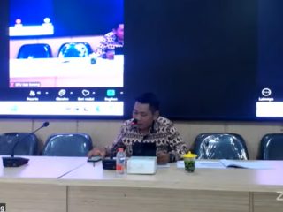 Anggota KPU Kabupaten Serang, Ichsan Mahfuz, saat menyampaikan materi literasi politik dalam Webinar Series pendidikan pemilih yang digelar secara daring.