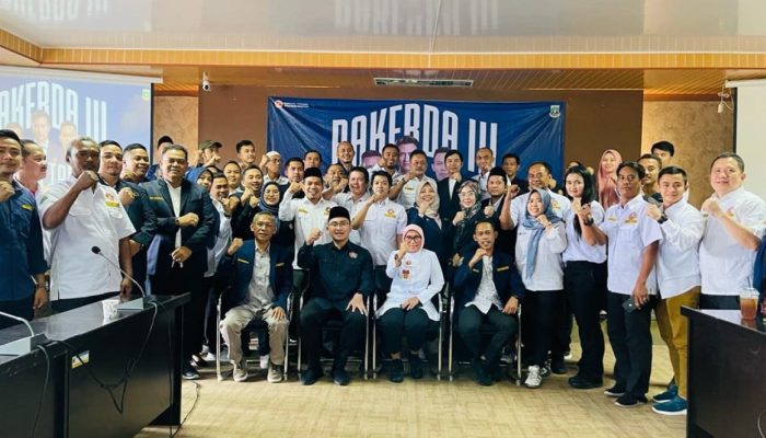 Yudi Budi Wibowo usai ditetapkan secara aklamasi sebagai Ketua Karang Taruna Provinsi Banten periode 2025–2030 dalam Temu Karya VI di Hotel Aston Serang, disaksikan jajaran pengurus dan undangan, Sabtu, 27 Desember 2025