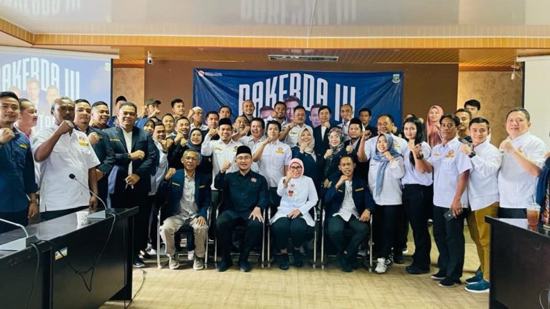 Yudi Budi Wibowo usai ditetapkan secara aklamasi sebagai Ketua Karang Taruna Provinsi Banten periode 2025–2030 dalam Temu Karya VI di Hotel Aston Serang, disaksikan jajaran pengurus dan undangan, Sabtu, 27 Desember 2025