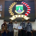 Mahasiswa DEMA Fakultas Syariah saat mengikuti sesi dialog Kunjungan Parlemen di Ruang Sidang Paripurna DPRD Banten, Jumat 12 Desember 2025
