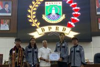 Mahasiswa DEMA Fakultas Syariah saat mengikuti sesi dialog Kunjungan Parlemen di Ruang Sidang Paripurna DPRD Banten, Jumat 12 Desember 2025