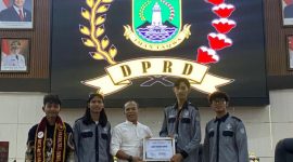 Mahasiswa DEMA Fakultas Syariah saat mengikuti sesi dialog Kunjungan Parlemen di Ruang Sidang Paripurna DPRD Banten, Jumat 12 Desember 2025