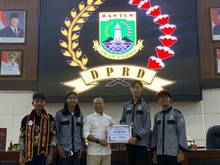 Mahasiswa DEMA Fakultas Syariah saat mengikuti sesi dialog Kunjungan Parlemen di Ruang Sidang Paripurna DPRD Banten, Jumat 12 Desember 2025