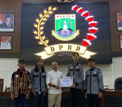 Mahasiswa DEMA Fakultas Syariah saat mengikuti sesi dialog Kunjungan Parlemen di Ruang Sidang Paripurna DPRD Banten, Jumat 12 Desember 2025