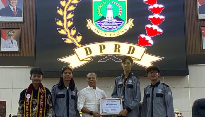 Mahasiswa DEMA Fakultas Syariah saat mengikuti sesi dialog Kunjungan Parlemen di Ruang Sidang Paripurna DPRD Banten, Jumat 12 Desember 2025