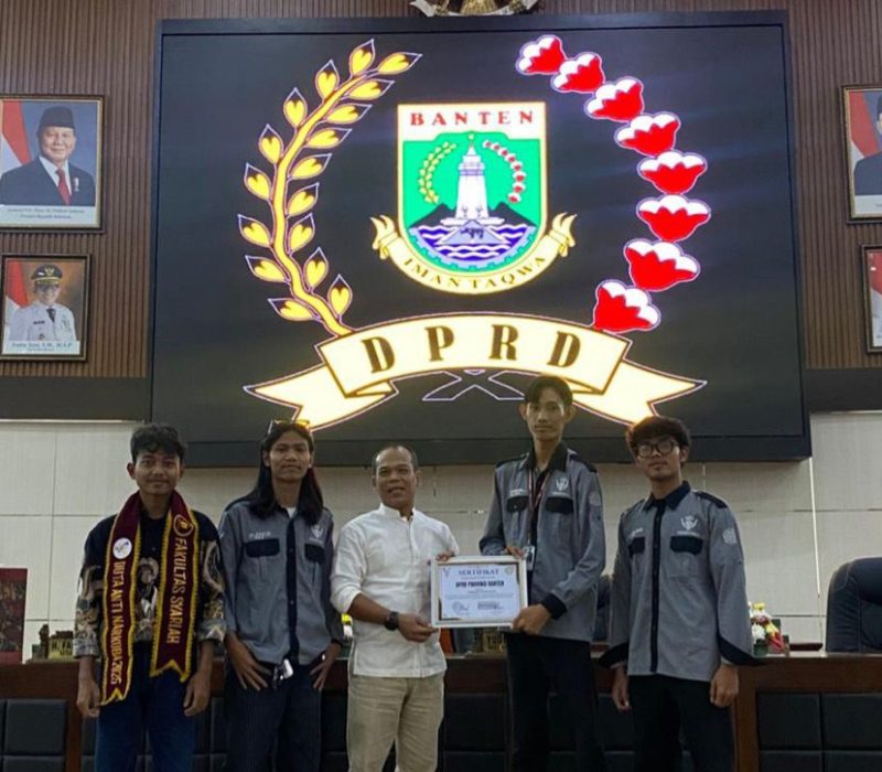 Mahasiswa DEMA Fakultas Syariah saat mengikuti sesi dialog Kunjungan Parlemen di Ruang Sidang Paripurna DPRD Banten, Jumat 12 Desember 2025