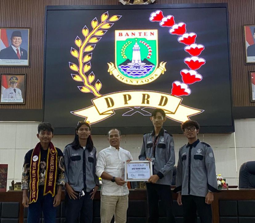 Mahasiswa DEMA Fakultas Syariah saat mengikuti sesi dialog Kunjungan Parlemen di Ruang Sidang Paripurna DPRD Banten, Jumat 12 Desember 2025