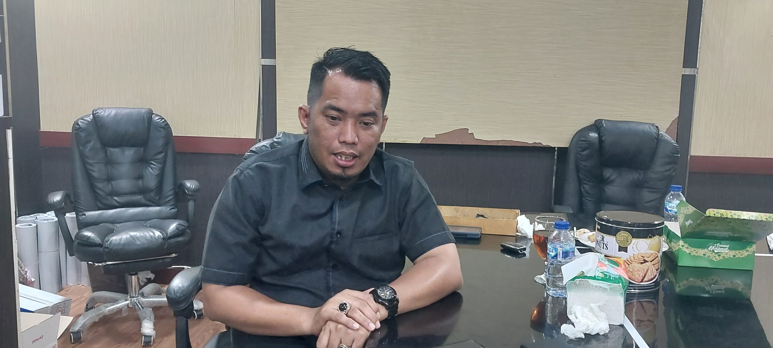 Kondisi permukiman warga di Kabupaten Serang yang terendam banjir akibat hujan berintensitas tinggi, mengganggu aktivitas dan akses jalan masyarakat.