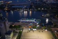 Aktivitas penyeberangan penumpang dan kendaraan logistik di Pelabuhan Ciwandan, Kota Cilegon, selama masa layanan Natal dan Tahun Baru 2025/2026.