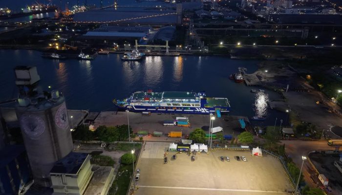 Aktivitas penyeberangan penumpang dan kendaraan logistik di Pelabuhan Ciwandan, Kota Cilegon, selama masa layanan Natal dan Tahun Baru 2025/2026.